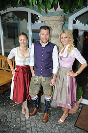 Ariane und Johannes Rabl (Leeberghof), Sandra Abt bei der Kollektionsvorstellung 2018 von AlpenHerz Trachtenmanufaktur ©Foto: Terence Tremper für AlpenHerz
